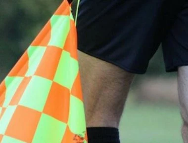 «Επόπτης» με σαγιονάρα και κινητό σε αγώνα στην Αιτωλοακαρνανία (βίντεο)